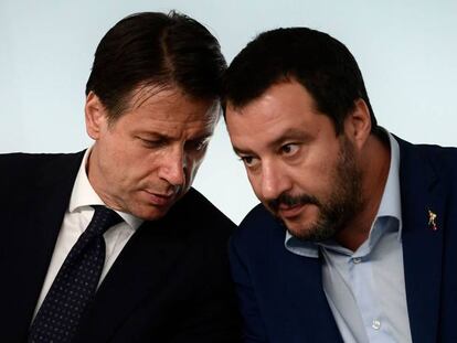 El primer ministro italiano Giuseppe Conte, izquierda, en una imagen de archivo junto al l&iacute;der de la Liga, Matteo Salvini. 