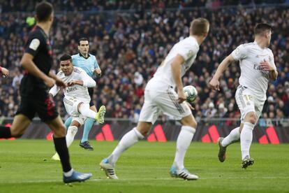 El centrocampista del Real Madrid Casemiro (a la izquierda) chuta el balón durante el encuentro en el estadio Santiago Bernabéu.