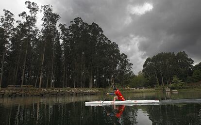 El canoísta David Cal en la misma época (preparación para los Juegos Olímpicos 2012 de Londres), entrenándose en el río Lérez (Pontevedra), el 30 de abril de 2012.