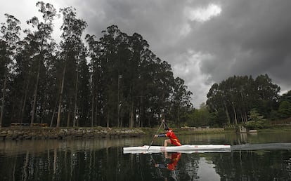 El canoísta David Cal en la misma época (preparación para los Juegos Olímpicos 2012 de Londres), entrenándose en el río Lérez (Pontevedra), el 30 de abril de 2012.