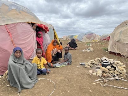 Fatuma Mohamed Omar, junto a sus cinco hijos, en el campamento de desplazados internos Hagarka, en Baidoa, al sureste de Somalia.