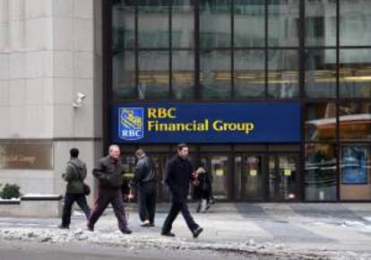 El caso de RBC provocó multitud de denuncias de casos similares en todo el país revelando que algunas de las principales empresas canadienses pueden estar empleando de forma ilegal inmigrantes temporales en sustitución de trabajadores canadienses para ahorrarse gastos y beneficios. EFE/Archivo