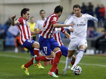 Cristiano perseguido por los defensores del Atl&eacute;tico