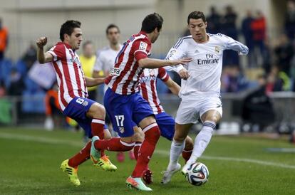 Cristiano perseguido por los defensores del Atlético