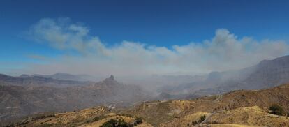 Según los últimos datos, unos 200 efectivos trabajan en la extinción de las llamas, cuya estabilización no se prevé para las próximas horas En la imagen, vista este domingo del incendio que afecta a los municipios de Tejeda, Artenara y Gáldar en la isla de Gran Canaria desde la Cruz de Tejeda.