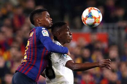 Semedo ante Vinicius en el clásico.