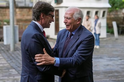 Josep Borrell saluda a Salvador Illa, este domingo en Barcelona a su llegada a la conferencia.