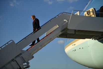 El presidente estadounidense Donald Trump desembarca del Air Force One a su llegada a la base Joint Base Andrews de Maryland (EE UU).
