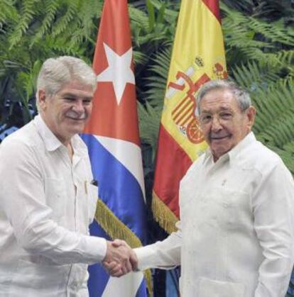 El presidente de Cuba, Ra&uacute;l Castro, saluda al ministro de Asuntos Exteriores, Alfonso Dastis, el 6 de agosto en La Habana.