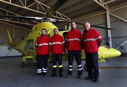 En el Aeropuerto de Teruel se encuentra también una de las bases de INAER, la empresa (recientemente adquirida por la multinacional Babcock) que gestiona el servicio de traslado sanitario de emergencia por la diputación de Aragón. En la foto: el equipo de INAER, desde la izquierda: Pedro Limonchi, enfermero; Pepe Sorribés, médico; Jorge García, mecánico y Fernando Sáenz, piloto.