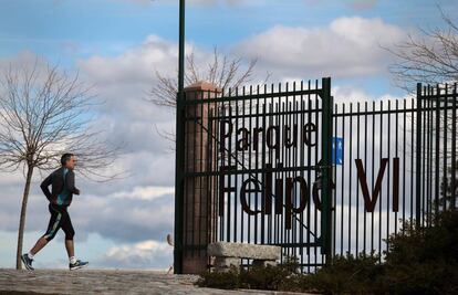 Un hombre hace deporte en el parque Felipe VI.