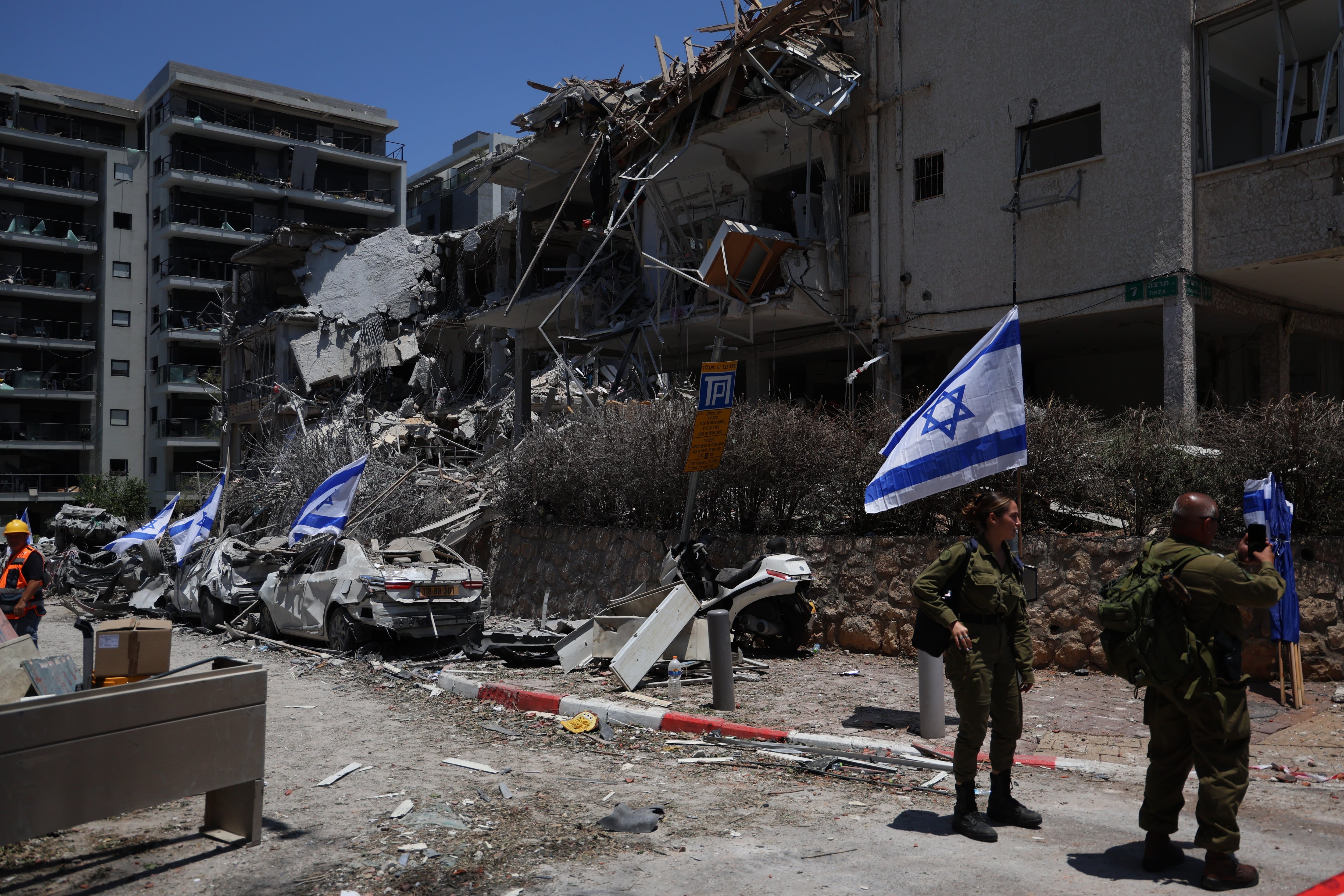 Edificio de tres plantas destruido en la madrugada del sábado por los ataques de Irán en Ramat Gan, al este de Tel Aviv.