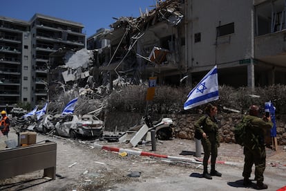 Edificio de tres plantas destruido en la madrugada del sábado por los ataques de Irán en Ramat Gan, al este de Tel Aviv.