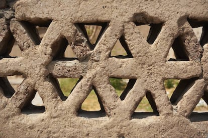 Detalle de la celosía de barro en la aldea Nueva Gourna (1948), donde se trasladó a la población que ocupaba el sitio arqueológico de Luxor.