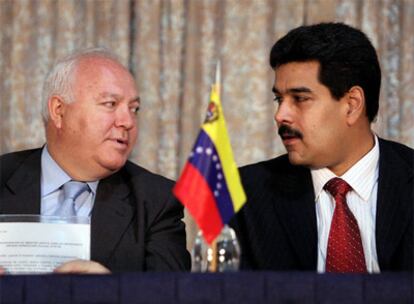 El ministro de Exteriores español conversa con su homólogo venezolano, Nicolás Maduro, durante una rueda de prensa conjunta en Caracas.