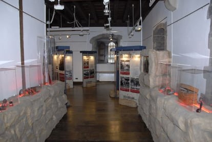 Interior de la exposición abierta en Elgoibar por la Fundación Sabino Arana.