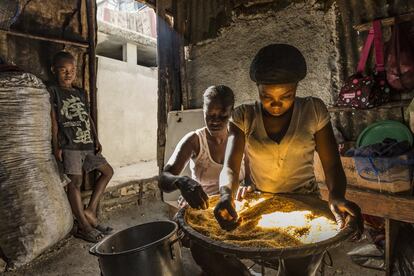 Dos mujeres preparan arroz en uno de los comedores populares de Jalousie. 