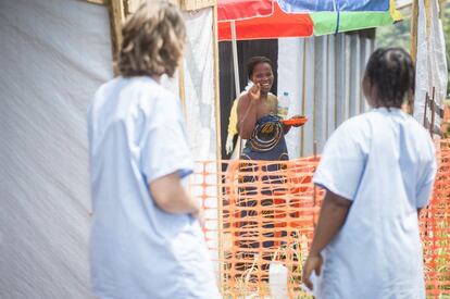 Sia Bintou Kamano es una paciente de Ébola del centro de atención sanitaria de Guekedou, en Guinea Konakry, el país más afectado de África. Aunque la epidemia fue declarada en marzo, se cree que las primeras víctimas murieron dos meses antes. Desde enero, el virus ha afectado a 351 personas (210 confirmadas por laboratorio, 83 altamente probables y 58 sospechosas) y ha matado a 226. Al otro lado del área de seguridad entre la sala de aislamiento y el resto de la estructura creada por Médicos sin Fronteras, un doctor y una enfermera informan a la paciente de que sus resultados de laboratorio han sido negativos en dos ocasiones consecutivas. Sia está curada y puede volver a casa.
