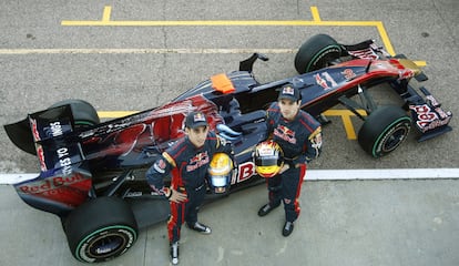 El español Alguersuari y el suizo Buemi posan junto al bólido de Toro Roso