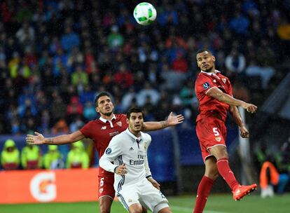Daniel Carrico, Álvaro Morata y el defensa francés del Sevilla Timothee Kolodziejczak compiten por un balón.