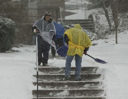 Trabajadores limpiando las calles en Virginia el pasado día 3.