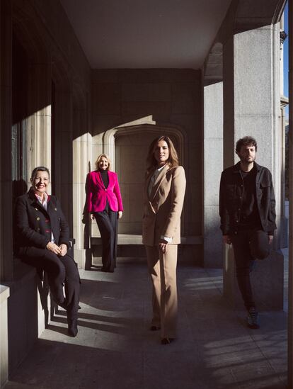 El equipo detrás de las cámaras. De izquierda a derecha, Begoña Rumeu, directora de producción, viste camisa y pantalón de Zara; Esther González, directora de casting, con blazer de The Extreme Collection, pantalón de Marina Rinaldi y pendientes de OSB Vintage; Macarena Rey, directora de Shine Ibérica, lleva traje de Bleis y botines de Pierre Hardy; Álex Jerez, social media manager, viste camisa de Zara, pantalón de Antony Morato y chaqueta de Hugo Boss.