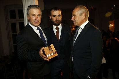 El actor norteamericano Alec Baldwin, premio ICOM a la Personalidad del Año, junto al director de ICON, Lucas Arraut, y Antonio Caño, director del diario El País.
