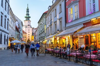 El centro histórico de Bratislava, y, al fondo, la Puerta de Miguel.