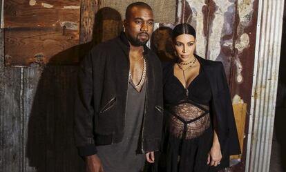 Kanye West y Kim Kardashian en el desfile de Givenchy. 