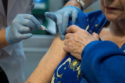 Una mujer recibe la vacuna contra la gripe en 2018 en Sevilla.