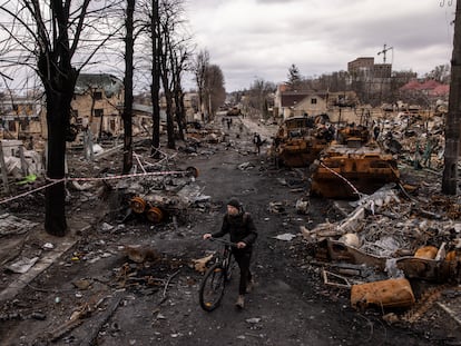 Una calle de Bucha (Urcrania), ciudad en la que se investiga el asesinato de civiles por tropas rusas, el pasado abril.