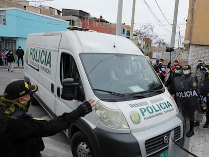 La policía traslada los restos mortales de Abimael Guzmán a la morgue en Lima, este mes.
