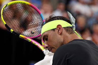 Nadal se seca el rostro durante el partido contra De Miñaur en Sídney.