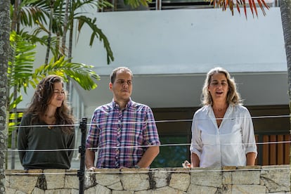Fotografía de archivo del 1 de agosto de 2024 de los opositores venezolanos Claudia Macero, Pedro Uchurrurtu y Magalli Meda, asilados en la Embajada de Argentina en Caracas. 