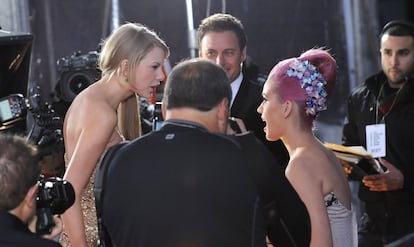 Taylor Swift y Katy Perry se querían y alababan el trabajo la una de la otra. Hasta que Perry comenzó a salir con el ex de Swift, John Mayer, en 2012. Pero la batalla cobró fuerza cuando la intérprete de ‘Roar’ se acercó a una de las bailarinas de Swift para decirle que abandonara el equipo de la cantante y se uniera al suyo. </br> El clímax de su pelea llegó durante una entrevista con ‘Rolling Stone’, cuando Swift dijo que su canción ‘Bad Blood’ estaba dedicada a una cantante popular  que había hecho algo “horrible”. “Cuando me enteré me quedé sorprendida. No se trata de un chico, tiene que ver con negocios. Ella básicamente trato de sabotear mi tour”, aseguró. El día después de que se publicara la entrevista, Perry publicó un tuit: “Cuidado con la Regina George [haciendo un guiño a la cinta ‘Chicas malas’] que se esconde tras ropa de oveja”.  </br> La disputa no quedó allí. En 2016, Perry compartió un vídeo en Snapchat de ella bailando el polémico tema de Kanye West ‘Famous’.
