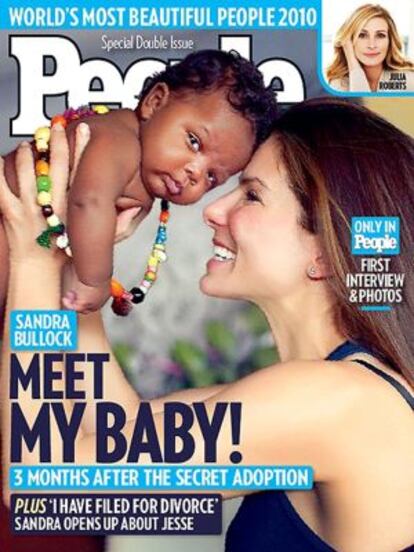 Portada de 'People', en la que Sandra Bullock presenta a su hijo Louis.