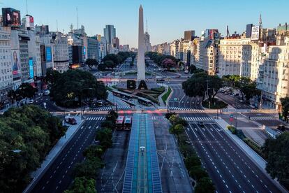 Vista aérea de la avenida 9 de julio en Buenos Aires durante la cuarentena impuesta el pasado viernes.