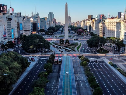 Vista aérea de la avenida 9 de julio en Buenos Aires durante la cuarentena impuesta el pasado viernes.