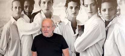 Peter Lindbergh posa junto a una de sus imágenes más míticas de las supermodelos de los noventa.