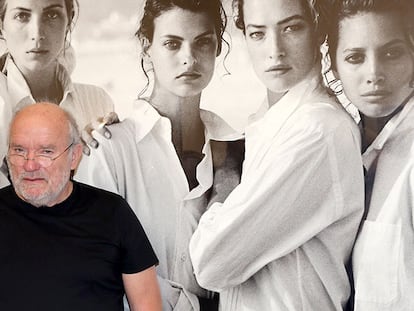 Peter Lindbergh posa junto a una de sus imágenes más míticas de las supermodelos de los noventa.