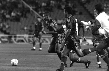 Ronaldo conduce el balón en una jugada del partido de la Supercopa contra el Atlético el 25 de agosto de 1996.