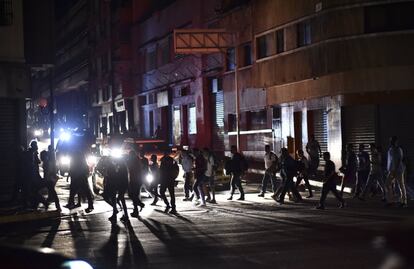 Una calle de Caracas, al anochecer. Buena parte de Venezuela duerme este jueves a oscuras.