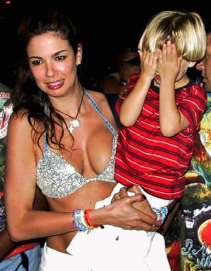 La modelo brasileña Luciana Gimenez Morad con el hijo que comparte con Mick Jagger, Lucas. La imagen es del Carnaval de Rio de 2013.