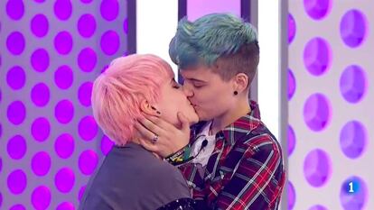 Marina y su novio Bastian se besan en el programa 'Operación Triunfo'.