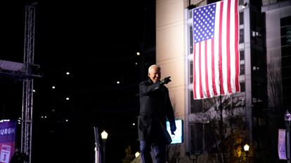 Joe Biden en el cierre de su campaña en el estadio Heinz Field en Pittsburgh, este lunes.