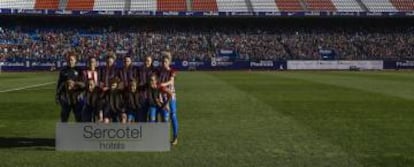 Las jugadoras del Atlético, antes de su primer partido en el Calderón