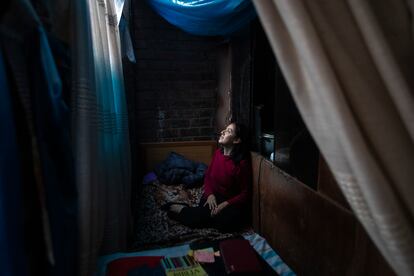 La madre de Anahomi Díaz Pardo falleció durante la primera ola de la pandemia y desde entonces ha quedado a cargo de su padre, impedido, y su hermano mayor, con autismo. En su habitación en su vivienda en San Juan de Lurigancho (Lima) apenas cabe su cama.