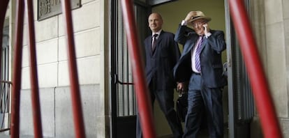 El exconsejero Antonio Fernández (derecha), junto a su abogado, en los juzgados sevillanos el año pasado.