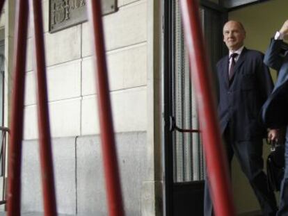 El exconsejero Antonio Fernández (derecha), junto a su abogado, en los juzgados sevillanos el año pasado. 