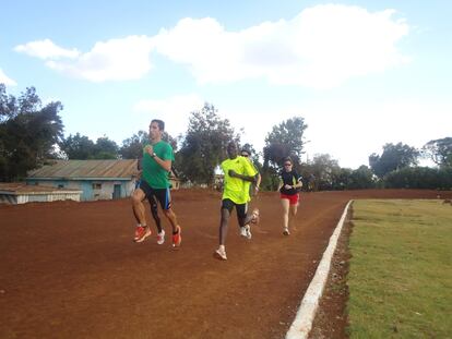 Casado se entrenaba con Mathew, Mark y Felix, tres corredores keniatas completamente desconocidos. "El primer jueves exploté y tuve que gritar a mi amigo Mathew: "Finish your training!" (¡acaba tu entrenamiento!), ya que quería esperarme por miedo a que me perdiera", recuerda el atleta.